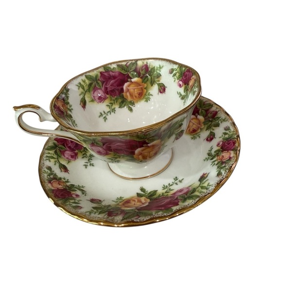 Royal Albert Old Country Rose Pedestal Tea Cup and Saucer 1962 Made in England - Picture 1 of 4